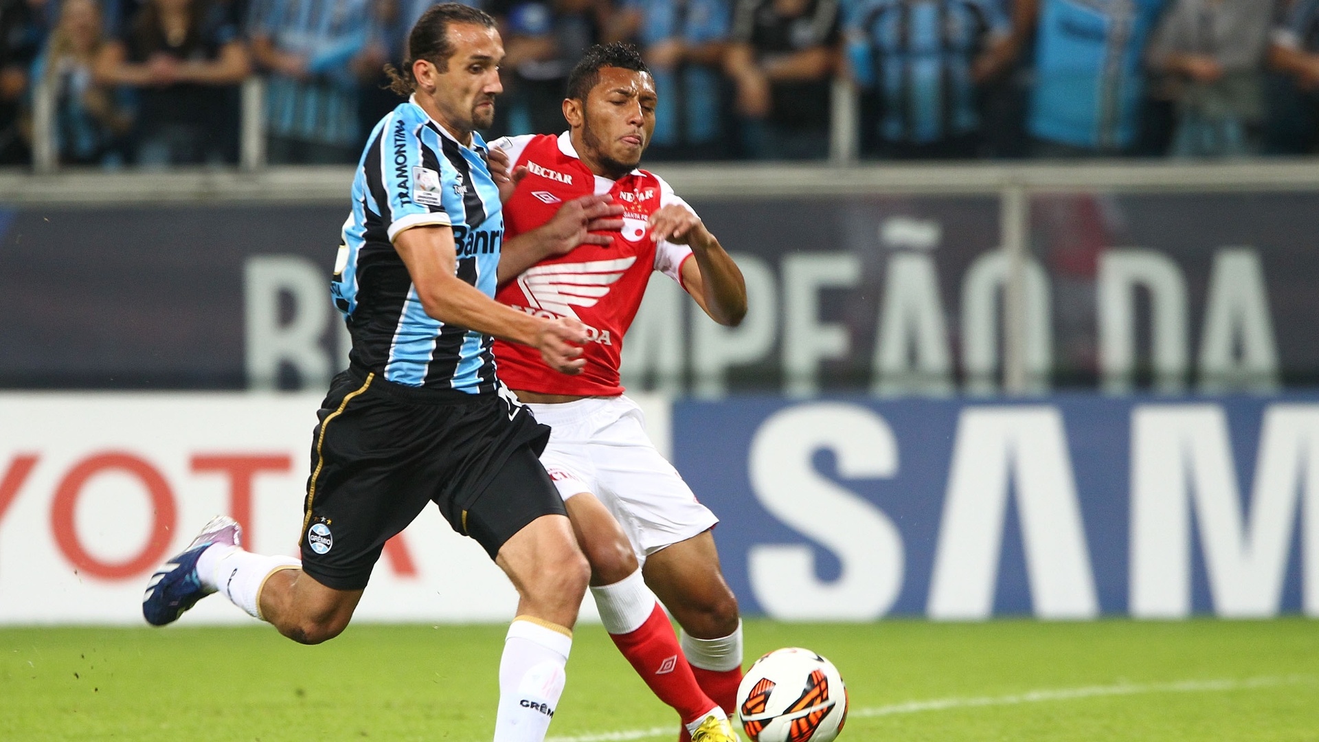 01.05.2013 - Gremista Barcos tenta se adiantar sobre a marcação do jogador do Santa Fé pela Libertadores - Lucas Uebel/Preview.com