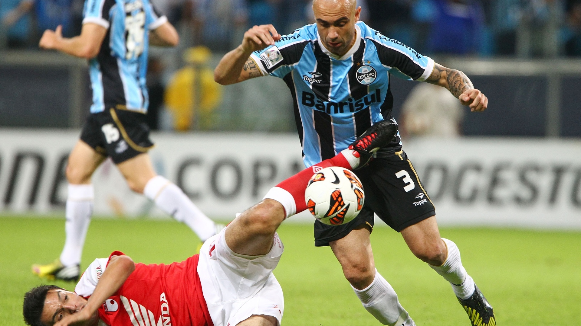 01.05.2013 - Zagueiro Cris disputa a bola em duelo do Grêmio contra o Santa Fé pelas oitavas da Libertadores - Lucas Uebel/Preview.com