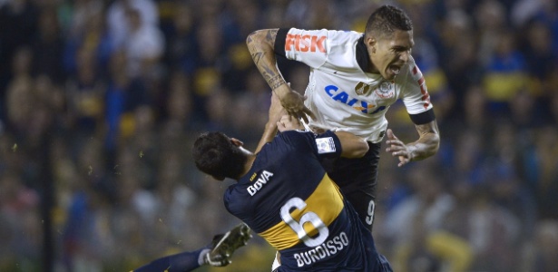Guerrero sofre com a marcação de Burdisso no duelo entre Corinthians e Boca Juniors - AFP PHOTO / Juan Mabromata