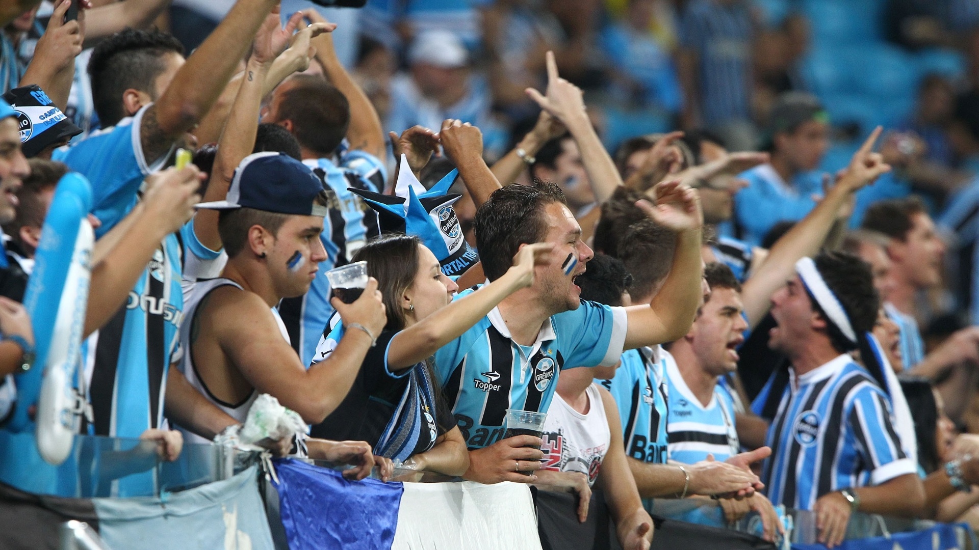01.05.2013 - Torcedores do Grêmio aguardam o início da partida contra o Santa Fé na Arena do Grêmio - Lucas Uebel/Preview.com