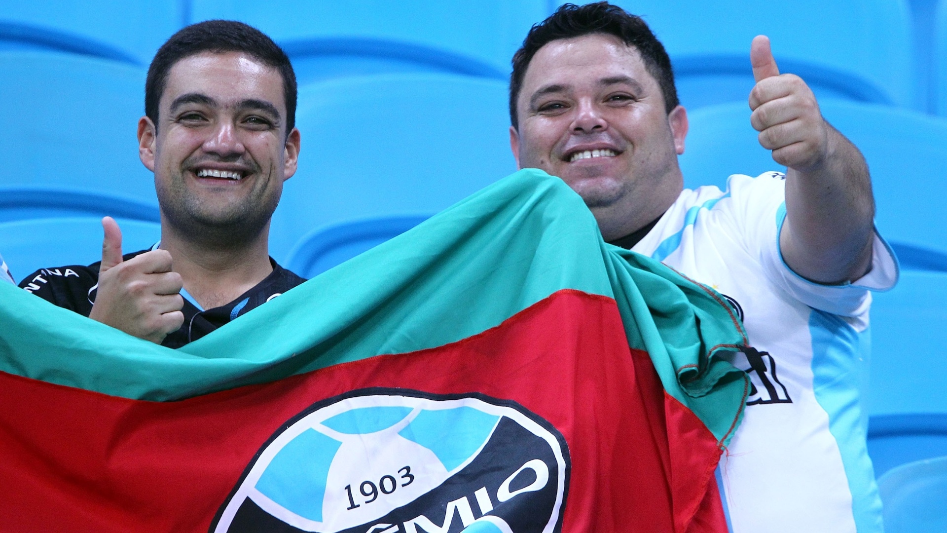 01.05.2013 - Torcedores do Grêmio aguardam o início da partida contra o Santa Fé na Arena do Grêmio - Lucas Uebel/Preview.com