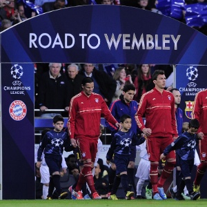 01.mai.2013 - Jogadores de Bayern de Munique  e Barcelona entram em campo no Camp Nou para o segundo jogo das semifinais da Liga dos Campeões - AFP PHOTO / JOSEP LAGO