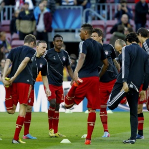 01.mai.2013 - Jogadores do Bayern de Munique aquecem no gramado do Camp Nou antes do segundo jogo de semifinal contra o Barcelona - EFE/ Andreu Dalmau