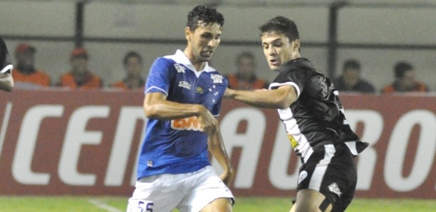Leandro Guerreiro controla a bola durante a partida desta quarta-feira  - Gabriel Borges/Vipcomm
