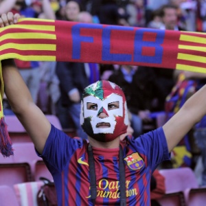 01.mai.2013 - Mascarado, torcedor do Barcelona apoia o time nas arquibancadas do Camp Nou antes da partida contra o Bayern de Munique - AFP PHOTO / JOSEP LAGO