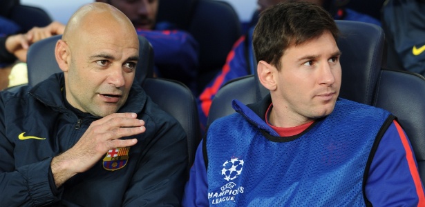  No banco de reservas do Barcelona, Messi conversa com Jordi Roura - AFP PHOTO / LLUIS GENE