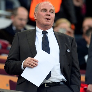 01.mai.2013 - Presidente do Bayern de Munique, Uli Hoeness, acompanha o jogo da sua equipe contra o Barcelona, no Camp Nou - Lars Baron/Getty Images