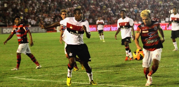 Autor de dois gols, Renato Abreu (c) aperta marcação sobre o Campinense nesta quarta - Leonardo Silva/VIPCOMM
