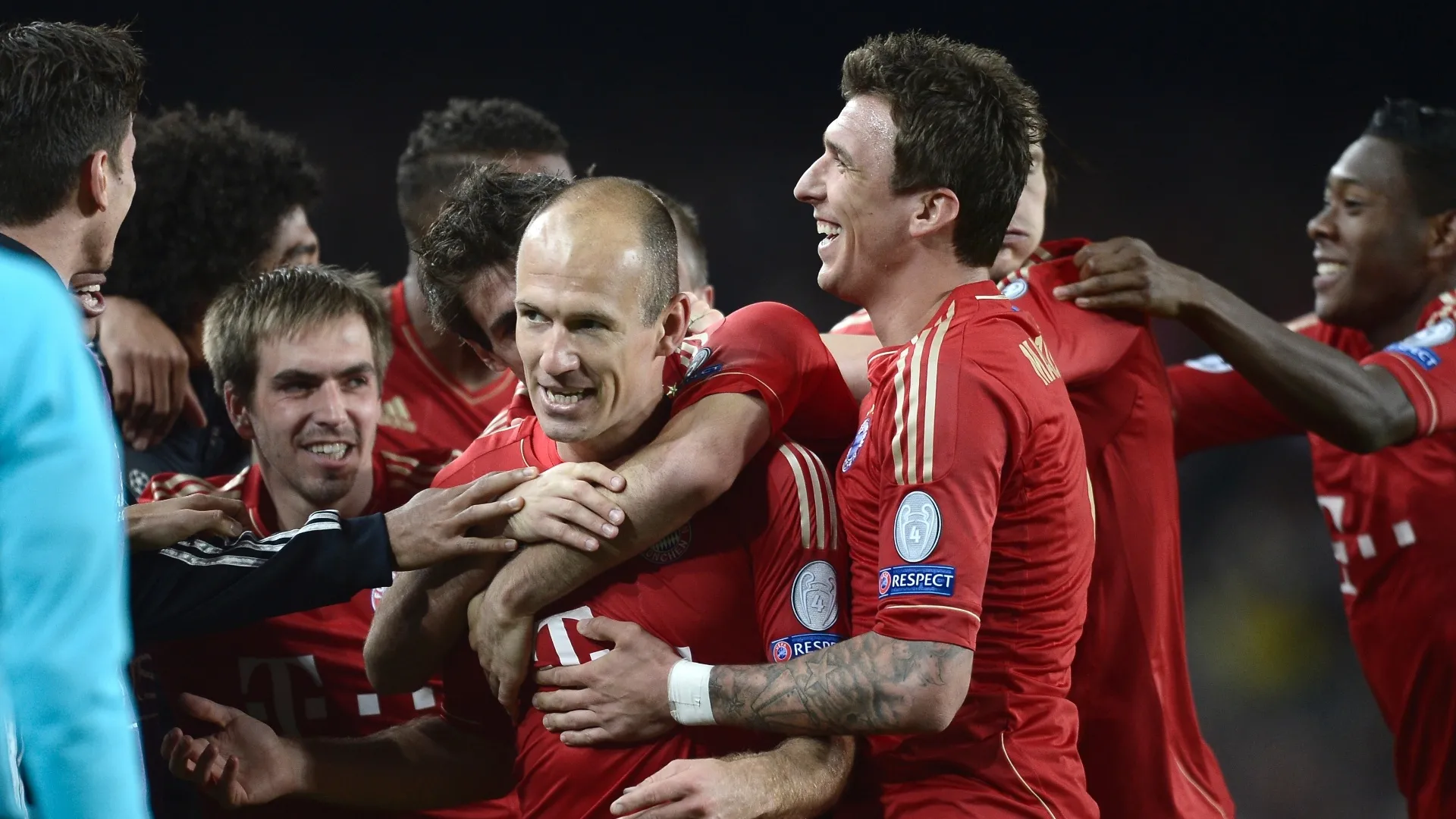 01.mai.2013 - Robben é abraçado pelo colegas do Bayern de Munique após marcar contra o Barcelona no Camp Nou - AP Photo/Manu Fernandez