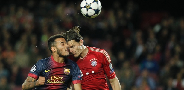 Thiago Alcantara e Daniel Van Buyten disputam bola durante jogo entre Bayern e Barça - AP Photo/Andres Kudacki