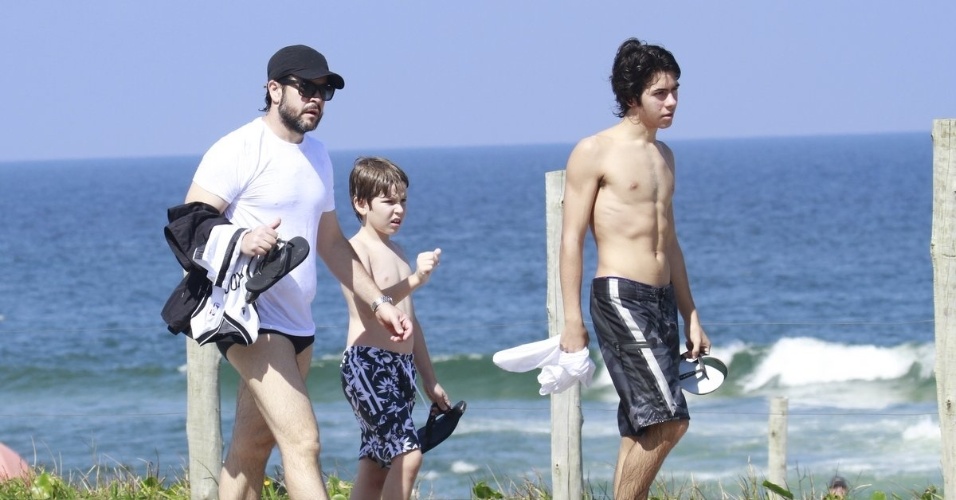 1.mai.2013 - Murilo Benício curtiu praia com os filhos Pietro (esq) e Antonio (dir) na Barra da Tijuca, zona oeste do Rio