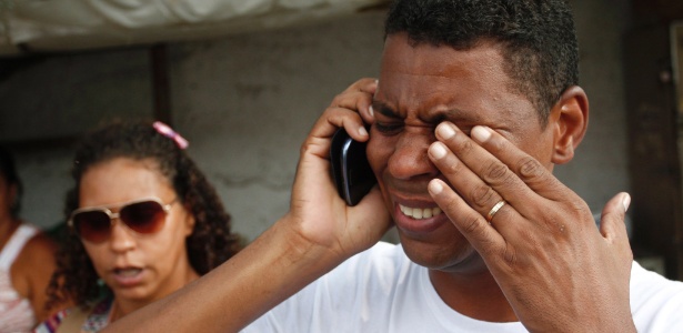 William da Rocinha fala ao telefone após sair da cadeia, solto por ordem do Tribunal de Justiça do Rio - Lucas Figueiredo/Extra/Agência O Globo 
