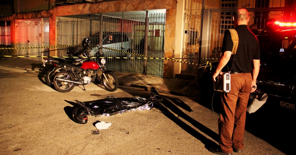 1º.mai.2013 - Policial civil reagiu a uma tentativa de assalto e matou um criminoso na rua Forte do Calvário, na região de Vila Formosa, zona leste de São Paulo. Ele passava de moto pela rua quando foi abordado por dois homens que estavam em outra motocicleta