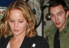 Jennifer Lawrence deixa restaurante acompanhada do ex-namorado - Reprodução/E! Onine