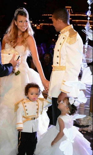 30.abr.2013 - Mariah Carey e Nick Cannon renovam os votos de casamento na Disneylândia com os gêmeos Morrocan e Monroe
