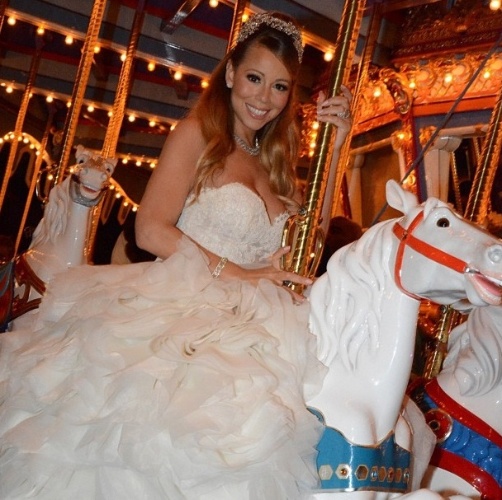 30.abr.2013 - Mariah Carey publica foto em carrossel na Disneylândia