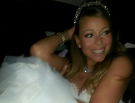 30.abr.2013 - Mariah Carey publicou imagens suas se preparando para renovar os votos de casamento com Nick Cannon. Os cantores comemoraram na terça-feira cinco anos de casamento