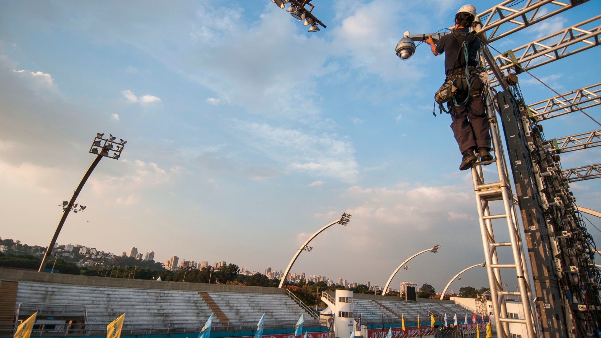 30.abr.2013 - Operário trabalha na montagem de estrutura no circuito do Anhembi para a São Paulo Indy 300 - Gustavo Epifanio/Fotoarena/Divulgação