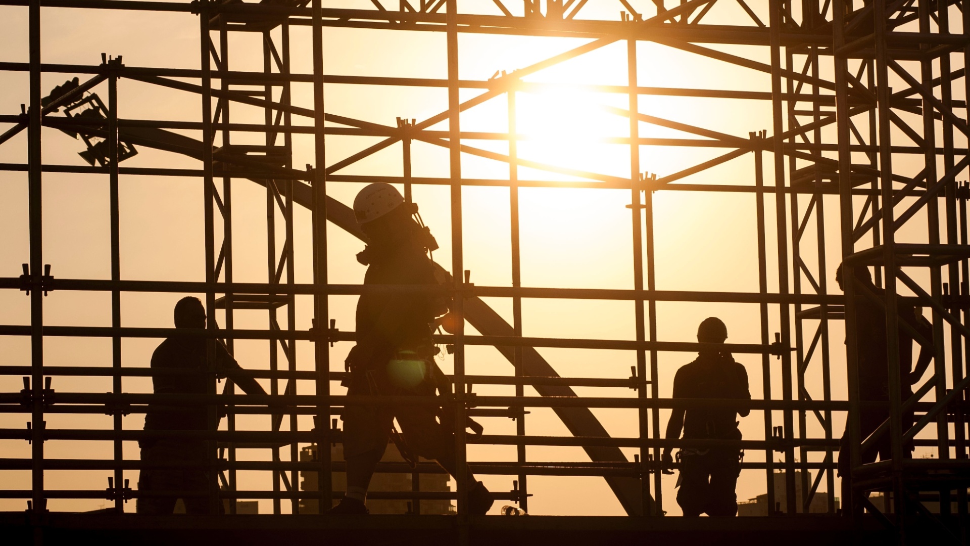 30.abr.2013 - Operários trabalham na montagem de estrutura no circuito do Anhembi para a São Paulo Indy 300 - Gustavo Epifanio/Fotoarena/Divulgação