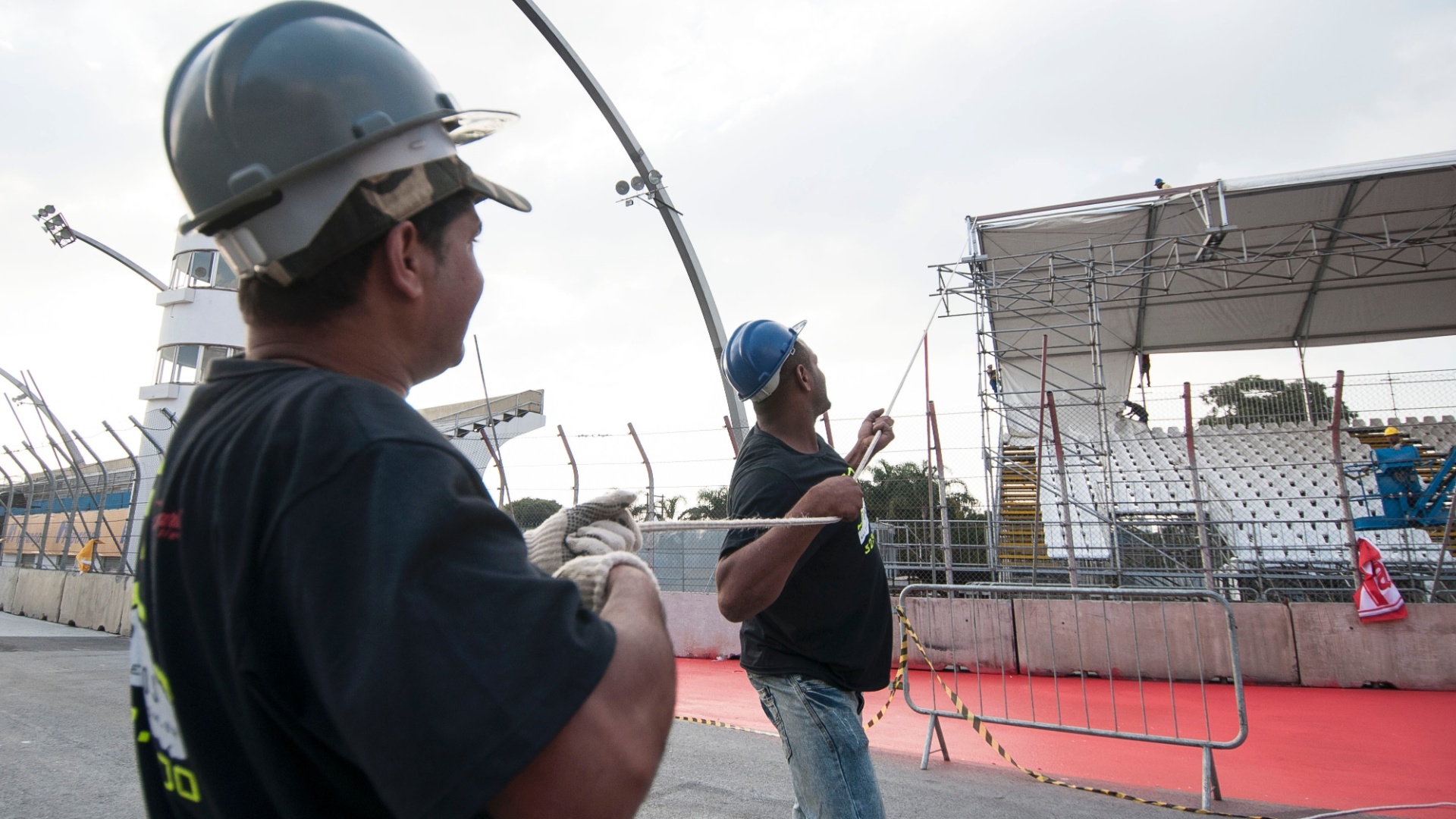 30.abr.2013 - Operários trabalham na montagem de estrutura no circuito do Anhembi para a São Paulo Indy 300 - Gustavo Epifanio/Fotoarena/Divulgação