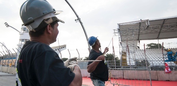 Operários trabalham na montagem de estrutura no circuito do Anhembi para a São Paulo Indy 300 - Gustavo Epifanio/Fotoarena/Divulgação