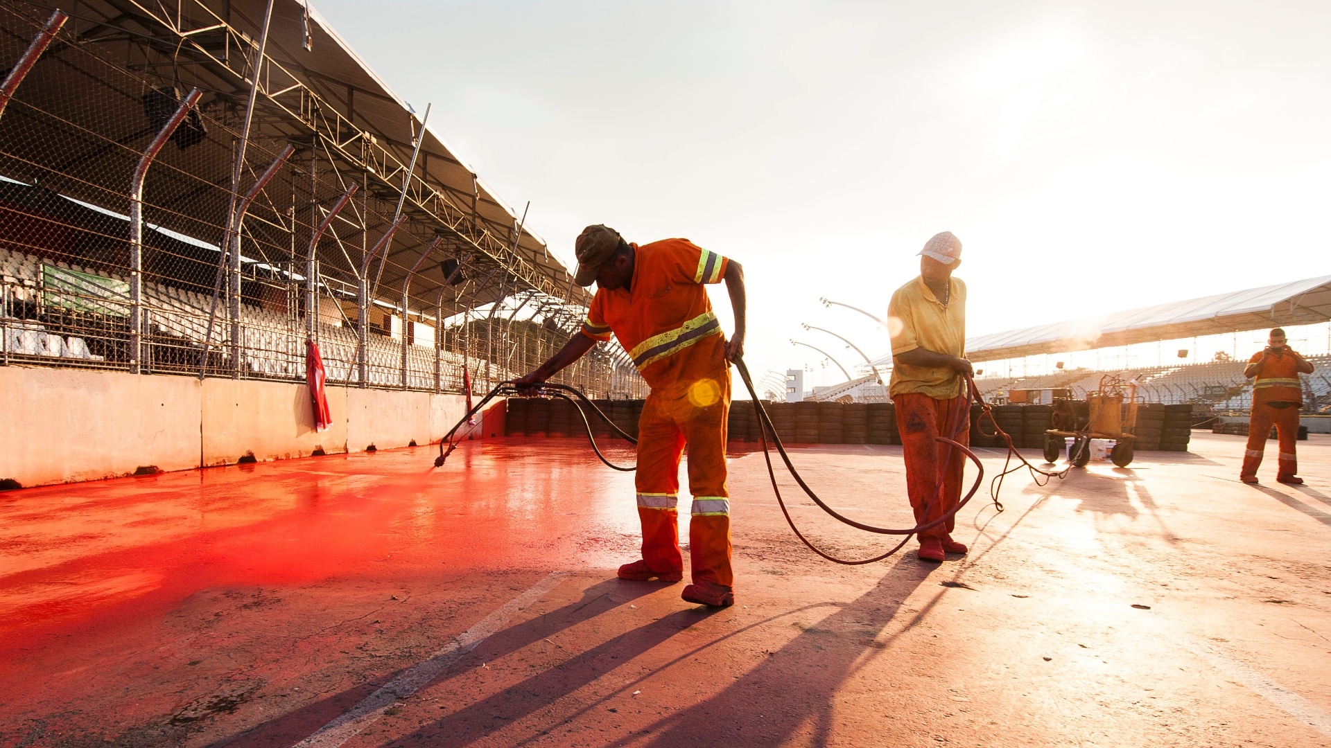 30.abr.2013 - Operários trabalham na preparação do circuito do Anhembi para receber a São Paulo Indy 300 - Gustavo Epifanio/Fotoarena/Divulgação