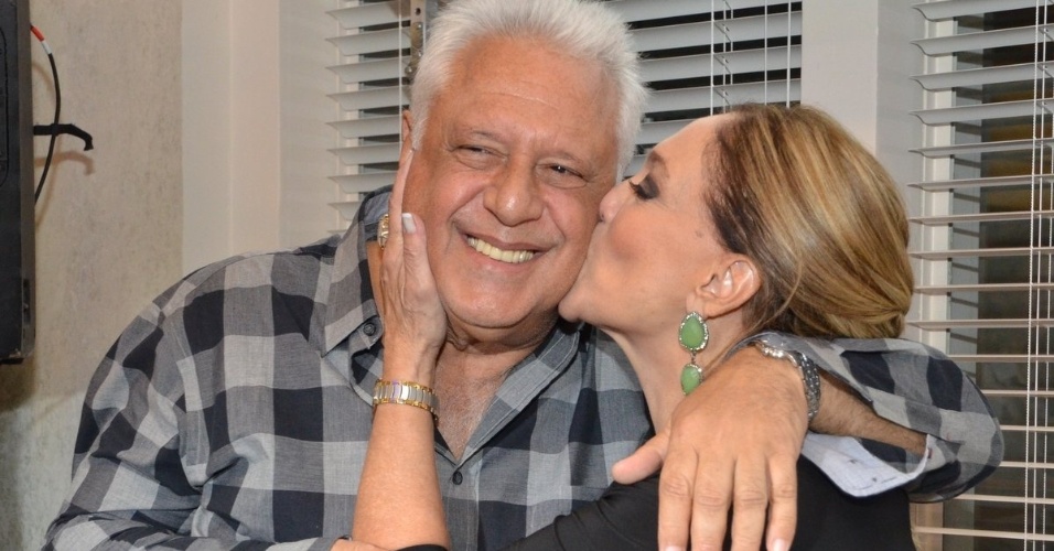 30.abr.2013 - Susana Vieira dá beijo na bochecha de Antônio Fagudes durante o lançamento da novela "Amor à Vida" no Projac, no Rio de Janeiro