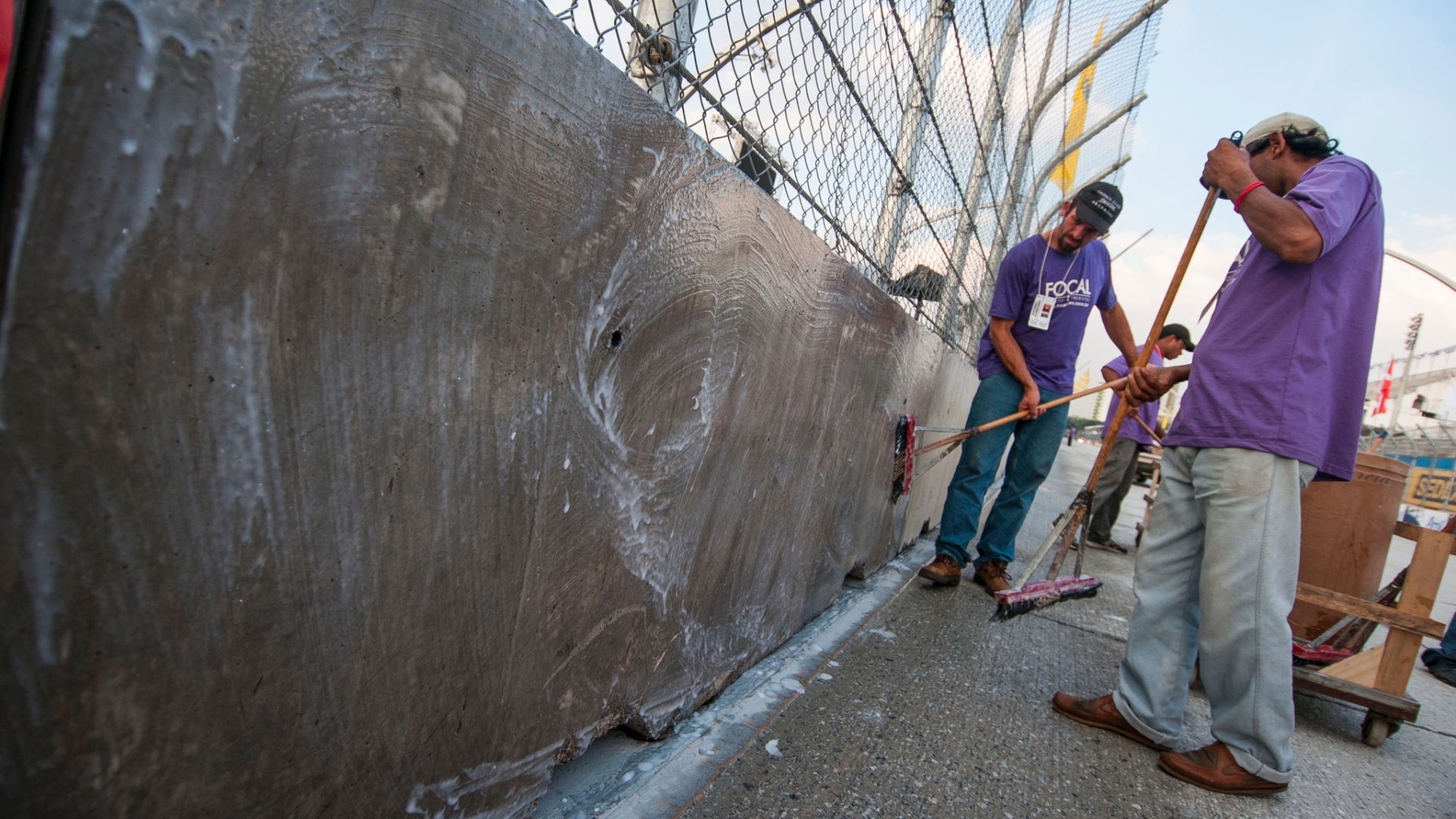 30.abr.2013 - Trabalho de limpeza dos muros faz parte dos preparativos do circuito do Anhembi para a São Paulo Indy 300 - Gustavo Epifanio/Fotoarena/Divulgação