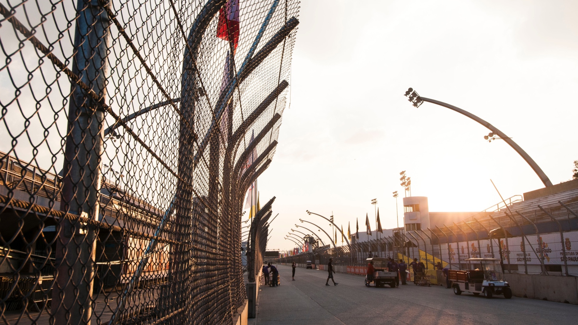30.abr.2013 - Últimos detalhes da montagem da pista no Anhembi são finalizados antes da São Paulo Indy 300 - Gustavo Epifanio/Fotoarena/Divulgação