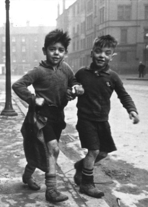 Les Mason e George Davis fotografados por Bert Hardy em Glasgow, na Escócia. A foto "Gorbals Boys, Glasgow, Europe"s Worst Slum" foi clicada em 1948 - Bert Hardy/BBC