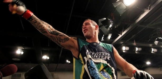 Santiago Ponzinibbio comemora vitória no TUF BRasil 2, pelo time de Minotauro - ]Divulgação/UFC