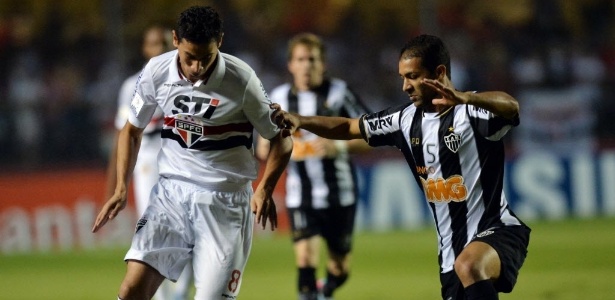 Ganso encara marcação de Pierre na partida entre São Paulo e Atlético-MG - AFP PHOTO / Nelson ALMEIDA