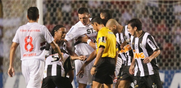 Lúcio foi expulso no primeiro tempo contra o Atlético e prejudicou o São Paulo - Fernando Donasci/UOL Esporte
