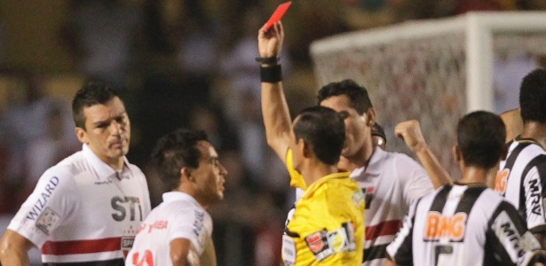 Lúcio foi expulso ainda no primeiro tempo e prejudicou o São Paulo contra o Atlético - Fernando Donasci/UOL Esporte