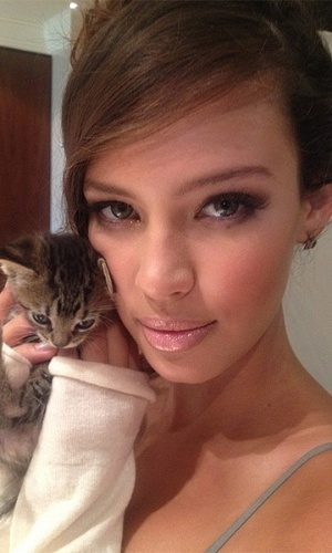 02.mai.2013 - Michelle Carvalho, ex-namorada de Alexis Sánchez  - Reprodução/Twitter