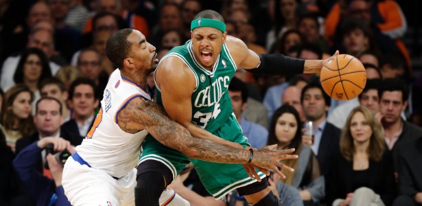 Boston Celtics, de Paul Pierce (d), venceu os Knicks em jogo pegado e com entradas duras - AP Photo/Kathy Willens