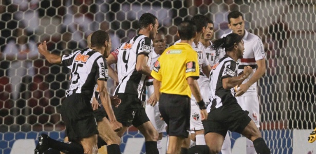 Ronaldinho Gaúcho comemora primeiro gol do Atlético-MG contra o São Paulo pelas oitavas da Libertadores de 2013 - Fernando Donasci/UOL Esporte