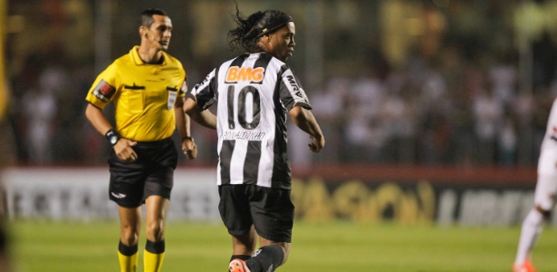 Alexandre Kalil diz que Ronaldinho Gaúcho (f) precisa continuar jogando como vem fazendo