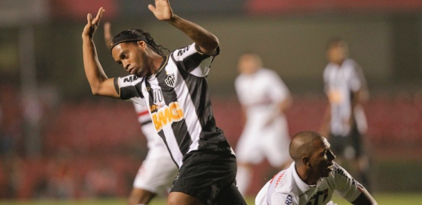 Ronaldinho Gaúcho não treinou sábado e poderá ficar fora do jogo com São Paulo - Fernando Donasci/UOL Esporte