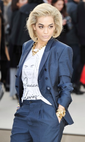 18.fev.2013 - Rita Ora chega para desfile da Burberry, em Londres