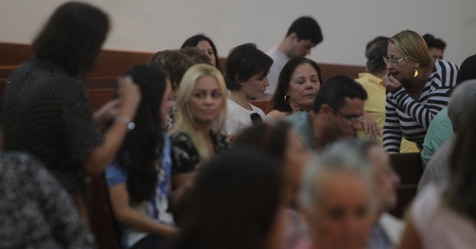 2.mai.2013 - Deborah Secco compareceu a missa realizada na paróquia São Marcos, na zona oeste do Rio. A atriz estava acompanhada da mãe Sílvia. Foi na igreja que Deborah estreitou laços com seu novo namorado, o cantor Allyson Castro