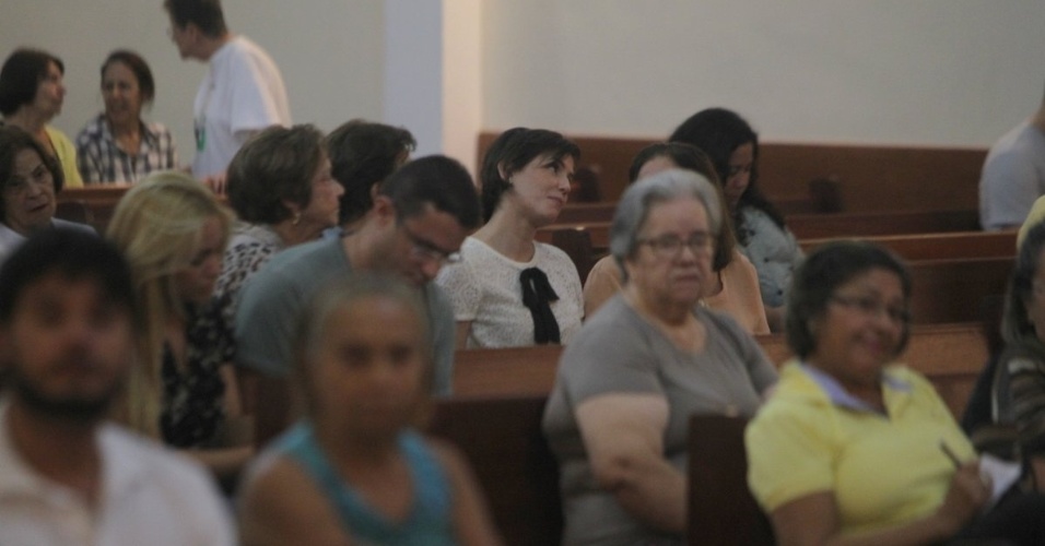 2.mai.2013 - Deborah Secco compareceu a missa realizada na paróquia São Marcos, na zona oeste do Rio. A atriz estava acompanhada da mãe Sílvia. Foi na igreja que Deborah estreitou laços com seu novo namorado, o cantor Allyson Castro