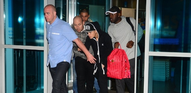 2.mai.2013 - Justin Bieber desembarca no aeroporto de Istambul, na Turquia