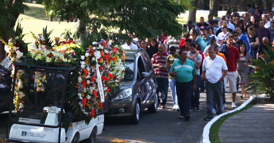 2.mai.2013 - O corpo do empresário Fernando Guerreiro Abdalla, morto em um assalto, é enterrado na manhã desta quinta-feira (2), no cemitério de Congonhas, no Jardim Marajoara, zona sul de São Paulo. O empresário, de 29 anos, foi baleado na estrada do Sabão, na Freguesia do Ó, na noite da última terça-feira (30), mesmo sem ter reagido ao roubo, segundo testemunhas