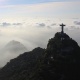 2.mai.2013 - O estátua do Cristo Redentor, no Rio de Janeiro, é visto sobre nuvens nesta quinta-feira (2). Por causa do forte nevoeiro que encobriu a cidade nesta manhã, o aeroporto Santos Dumont ficou fechado para pousos durante duas horas - Carlos Eduardo Cardoso/Agência O Dia/Estadão Conteúdo
