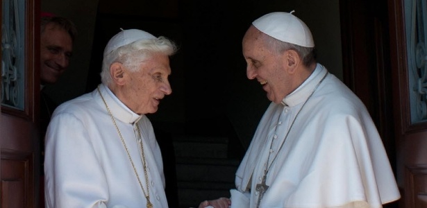 O papa Francisco (dir.) recebe o papa emérito Bento 16 no Vaticano nesta quinta-feira (2) - Obsservatore Romano/AFP