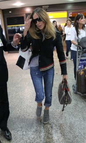 2.mai.2013 - Sarah Jessica Parker desembarca no aeroporto internacional de SP
