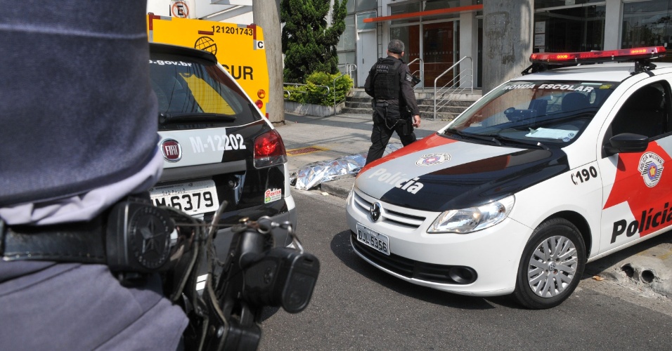 2.mai.2013 - Tentativa de assalto a banco termina com criminoso morto após troca de tiros com a polícia na avenida Domingos de Moraes, na Vila Mariana, em São Paulo, no final da manhã desta quinta-feira (2)