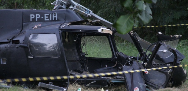 O helicóptero da Polícia Civil caiu durante exercício de treinamento no Caju, zona portuária do Rio, deixando cinco feridos - Ale Silva/Futura Press