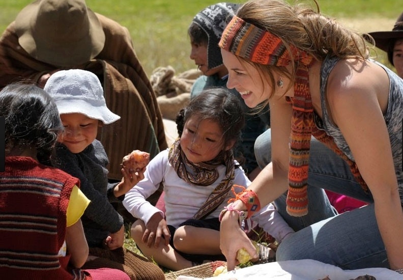 A atriz Paolla Oliveira brinca com crianças peruanas durante gravações da nova novela das nove, "Amor à Vida". Ela será uma estudante de medicina, que abandona tudo e se apaixona por Ninho (Juliano Cazarré)